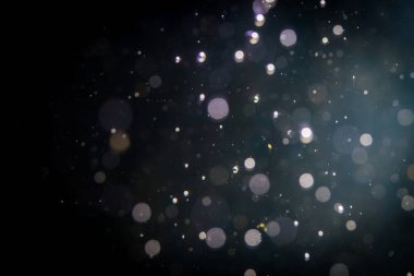 Siyah arkaplanda soyut bulanık bokeh