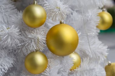 Beyaz Noel Ağacı arkaplanındaki Altın Top