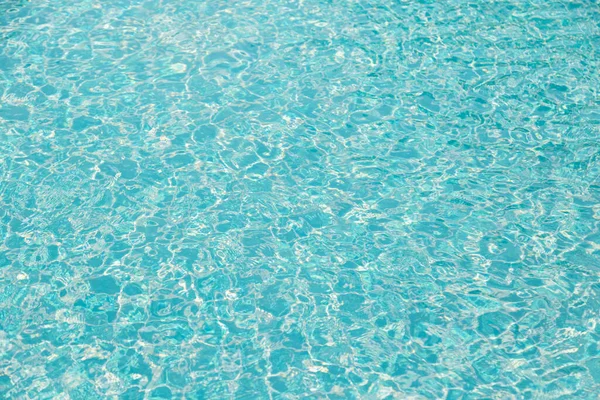 Dalgaları yansıt ve mavi havuz arka planında