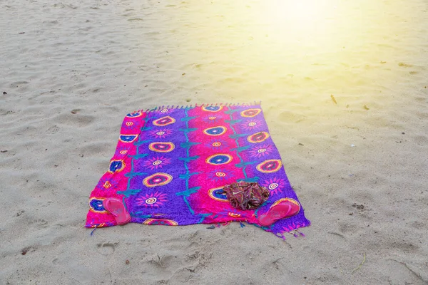 Paño Asiento Playa Arena Para Relajarse Con Playa Tropical Fondo Imágenes de stock libres de derechos