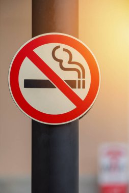 Halka açık alanda sigara içilmiyor