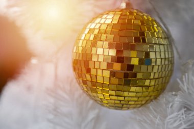 Beyaz Noel Ağacı arkaplanındaki Altın Top