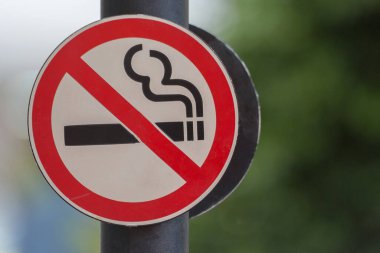 Yeşil arka planda sigara içilmiyor