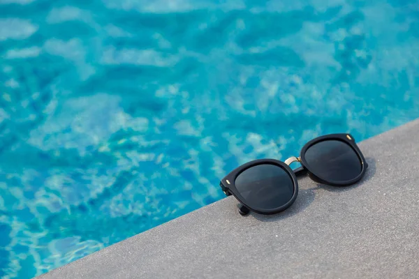 Módní Sluneční Brýle Blízkosti Bazénu Pozadí — Stock fotografie