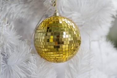 Beyaz Noel Ağacı arkaplanındaki Altın Top