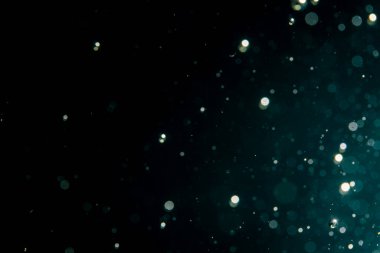 Siyah arkaplanda soyut bulanık simler bokeh