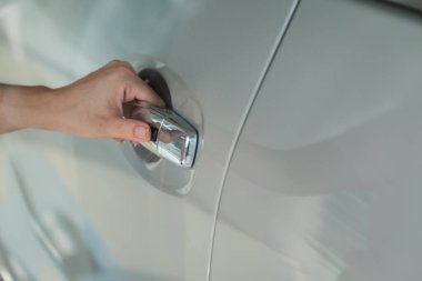 Kadın elini uzat ve yeni arabanın arka planını aç.