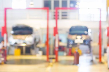 Garajda veya servis merkezinde bulanık bir araba
