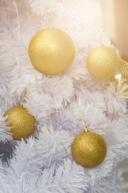 Beyaz Noel Ağacı arkaplanındaki Altın Top