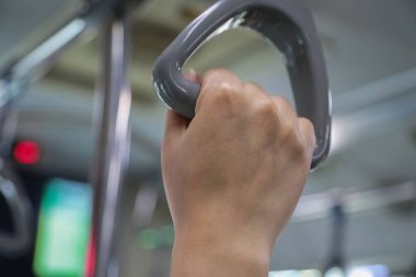 Emniyet kemeri, asma kolu, toplu taşıma aracının içinde plastik tutacağı.