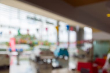 Arka planda bulanık bir araba.