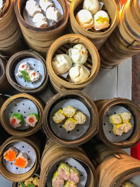 Bambu buharı Çin mutfağı arka planında Dim sum veya Lezzetli yemek.
