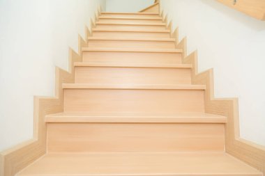 Merdivenlerden çıkıp ikinci katın arka planına doğru yürü.