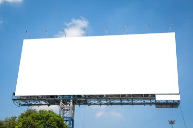 Yol tabelasında mavi gökyüzü arkaplanı olan ilan panosu