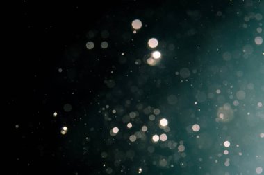 Siyah arkaplanda soyut bulanık simler bokeh