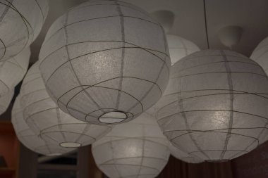 Beyaz tavan lambası arkaplanını kapat