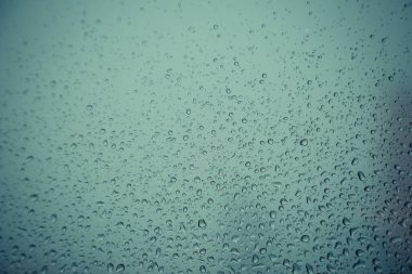 Pencere camındaki su damlası, siyah zemin.