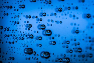 Mavi arkaplanda su damlacıkları