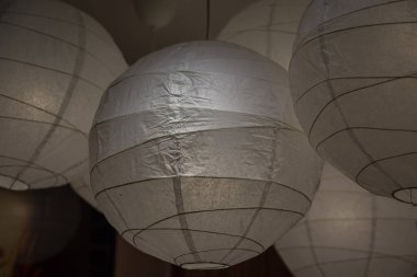 Beyaz tavan lambası arkaplanını kapat