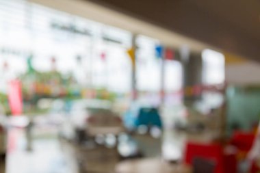 Arka planda bulanık bir araba.