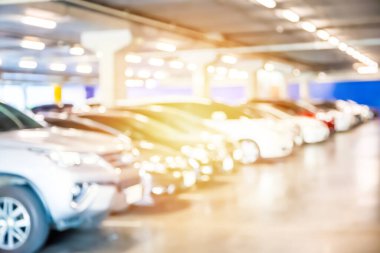 Otoparkın arka planında bulanık bir araba
