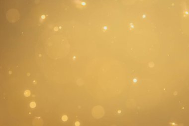 Siyah arkaplanda koyu soyut altın bokeh parıltısı