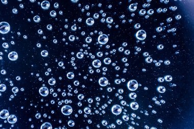 Mavi arkaplanda su damlacıkları