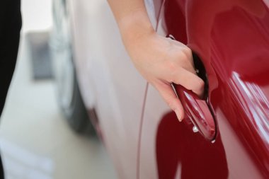 Kadın elini uzat ve yeni arabanın arka planını aç.