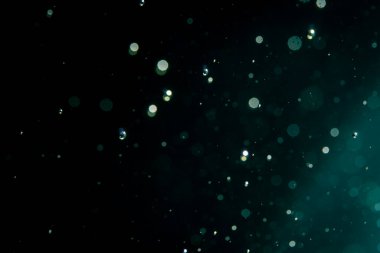 Siyah arkaplanda soyut bulanık simler bokeh