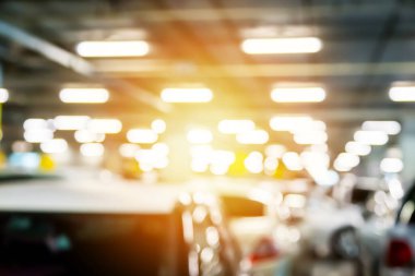 Otoparkın arka planında bulanık bir araba