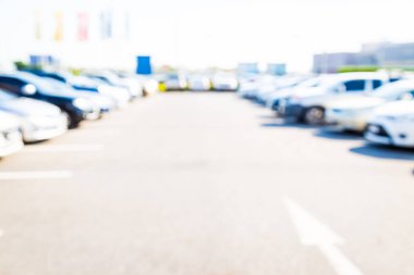 Otoparkın arka planında bulanık bir araba