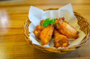 Tavuk kanatları ızgarada, yemek için hazır..