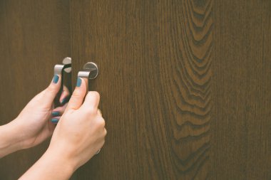 Kadın arka plan için el ile gardırobu açar