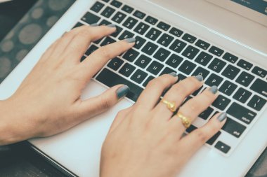 Kadınlar mutlu günler için bir defter üzerinde çalışıyorlar.