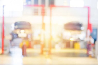 Garajda veya servis merkezinde bulanık bir araba