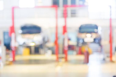 Garajda veya servis merkezinde bulanık bir araba