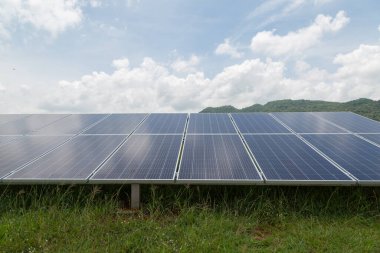 Gökyüzü ve dağ zeminine sahip temiz enerji için güneş hücresi