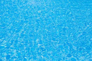 Dalgaları yansıt ve mavi havuz arka planında