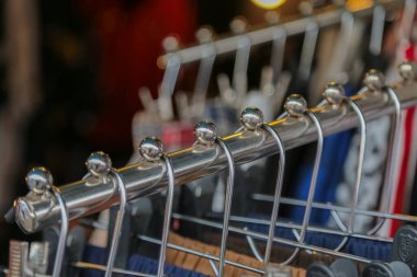 Moda mağazalarında elbise askıları
