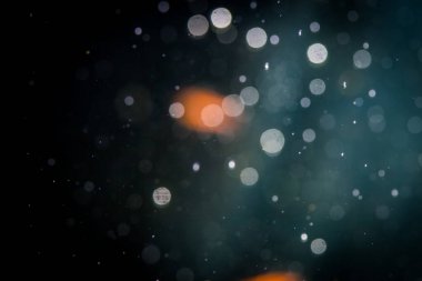 Siyah arkaplanda soyut bulanık bokeh