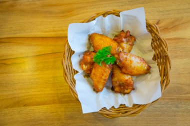 Tavuk kanatları ızgarada, yemek için hazır..