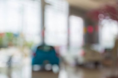 Arka planda bulanık bir araba.