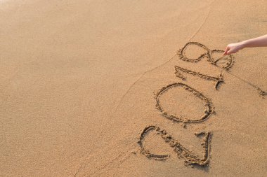 2018 plaj arka planındaki kuma yazılmış bir mesaj.