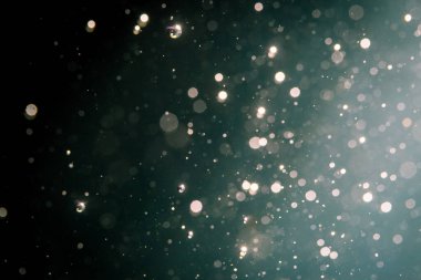 Siyah arkaplanda soyut bulanık simler bokeh