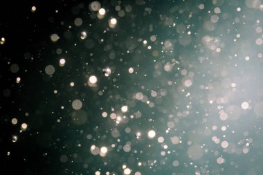 Siyah arkaplanda soyut bulanık simler bokeh