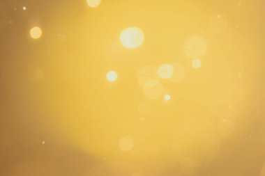 Siyah arkaplanda koyu soyut altın bokeh parıltısı