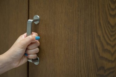 Kadın arka plan için el ile gardırobu açar