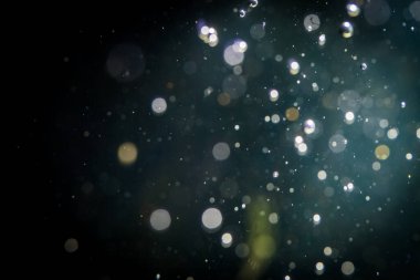 Siyah arkaplanda soyut bulanık bokeh