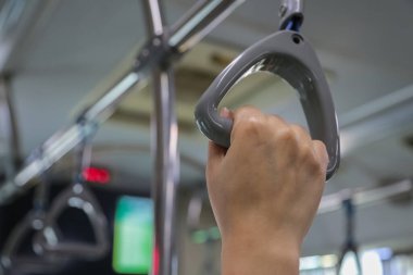 Emniyet kemeri, asma kolu, toplu taşıma aracının içinde plastik tutacağı.