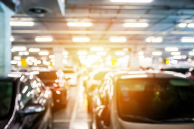 Otoparkın arka planında bulanık bir araba